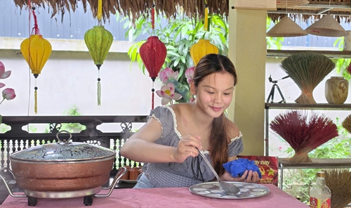 Trying their hand at making banh beo