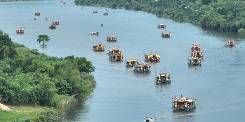 Over 20,000 people join the Hue Nam Temple Festival