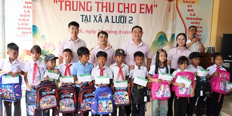 Supporting children to school, sharing with children and poor households in A Luoi