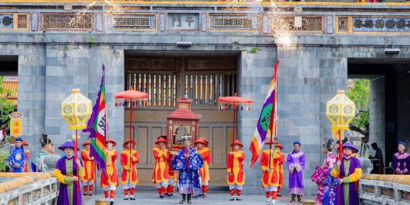 Reenacting the Truyen Lo Ceremony, honoring outstanding students