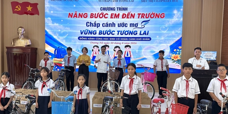 Supporting 120 students overcoming difficulties in Duong No Ward