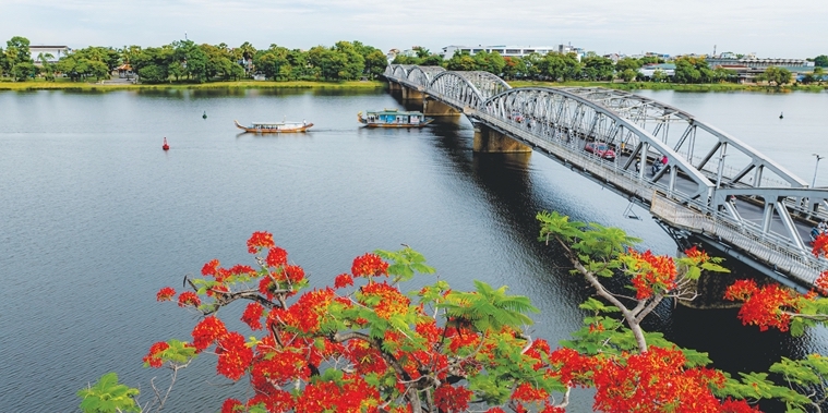 Preserving the grace of Truong Tien Bridge
