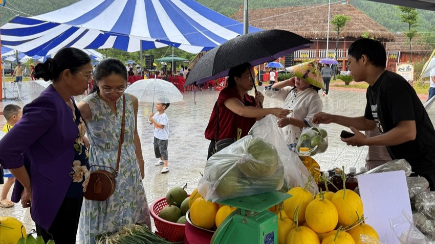 Immersing Yourself in the Cultural Space of Khe Tre Highland Market