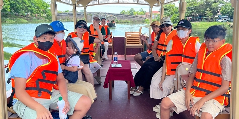 Exploring Hue by Electric Boat and Sightseeing Bus