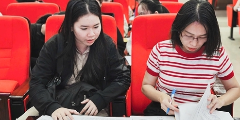 Hue University welcomes 90 students from Laos