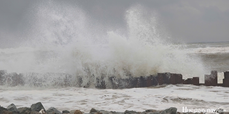 Tropical depression moves north of the 17th parallel, crosses Hue City; rain gradually easing