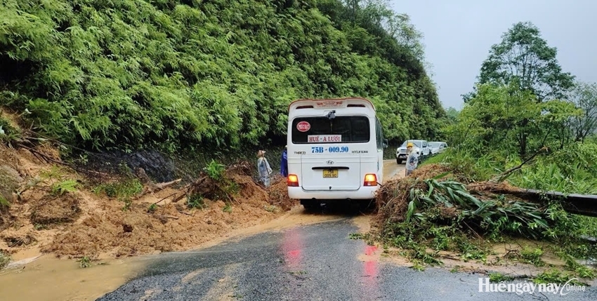 Heavy rain continues; multiple landslides hit A Luoi