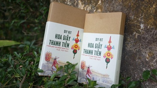 Mini-size Thanh Tien Paper Flowers Find Their Way into Tourists’ Luggage