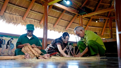 The art of weaving of the Co Tu people