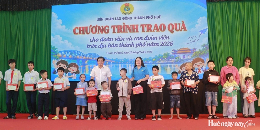 Nearly 750 gifts presented to union members, their children and workers