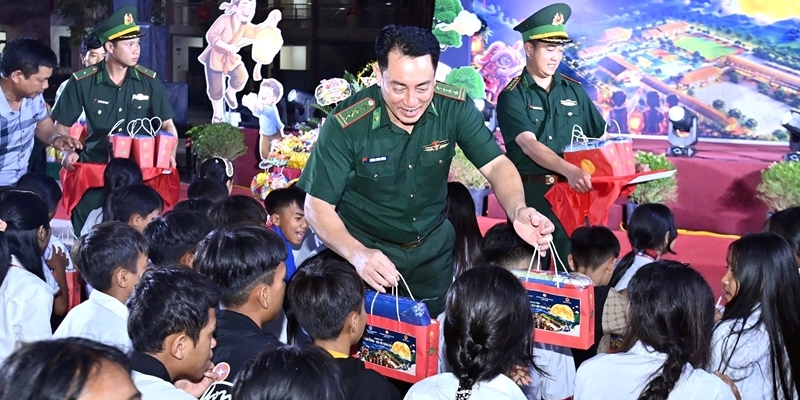 Warm ‘Borderland - Mid-Autumn Festival Night’ program