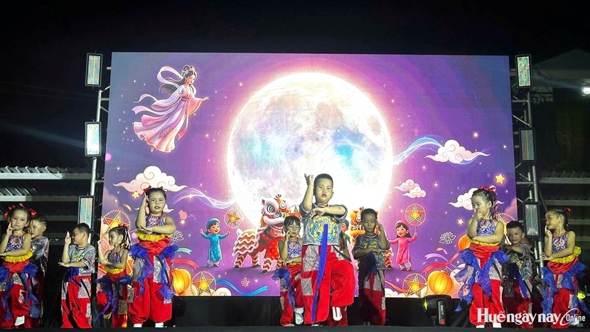 An Cuu Ward Hosts Full Moon Festival for Nearly 500 Children