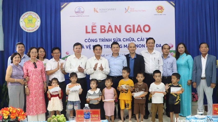 Hue Fellow-Countrymen Association Hands Over Facilities and Equipment to Schools