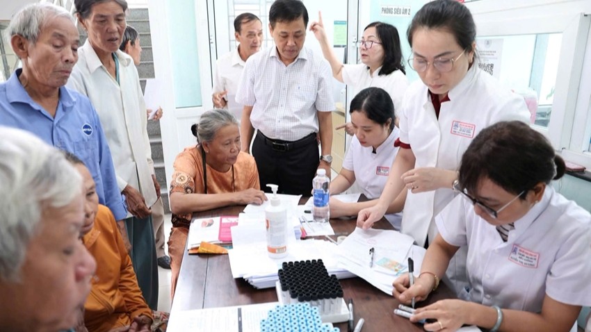 300 Residents in Phong Phu Ward Receive Free Medical Checkups and Cancer Screenings