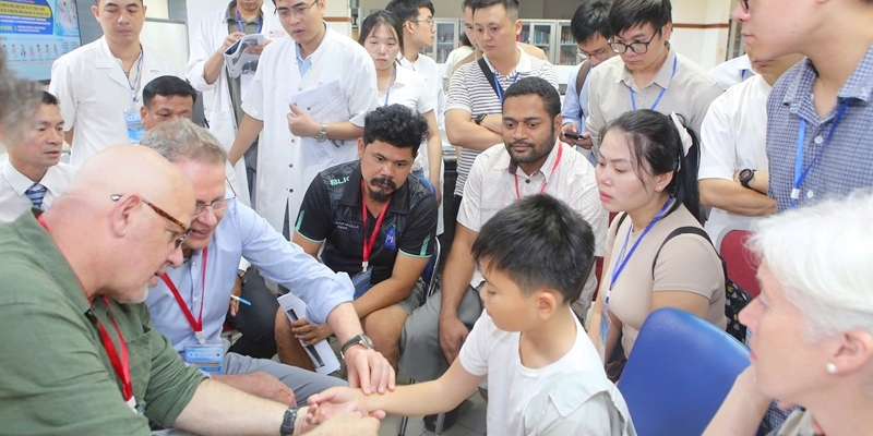 Nearly 100 trainees attend the 21st Vietnam - Australia Hand Surgery Training Course