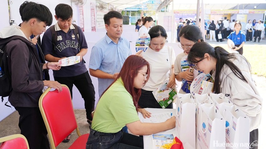 Nearly 7,000 Job Opportunities Available for Workers