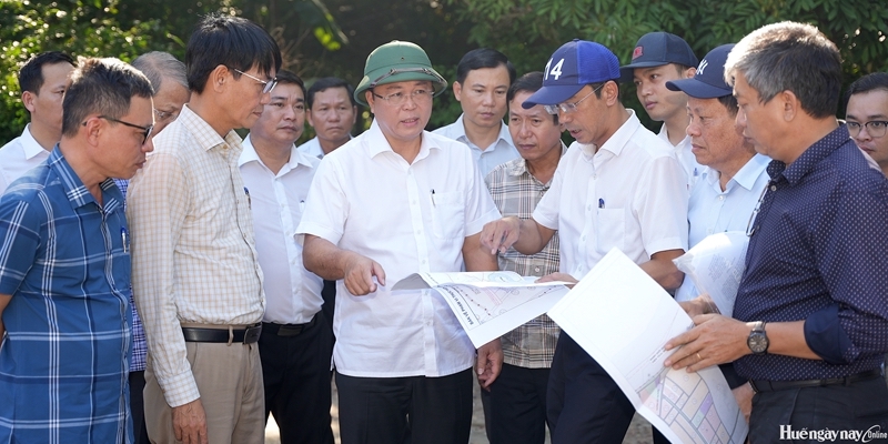 Deputy Secretary of the City Party Committee and Chairman of the Hue City People s Committee Le Tri Thanh surveys heritage sites to explore new avenues for cultural development