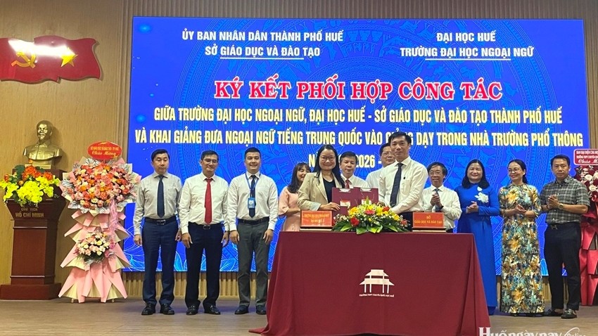 Piloting Chinese Language Teaching in Schools