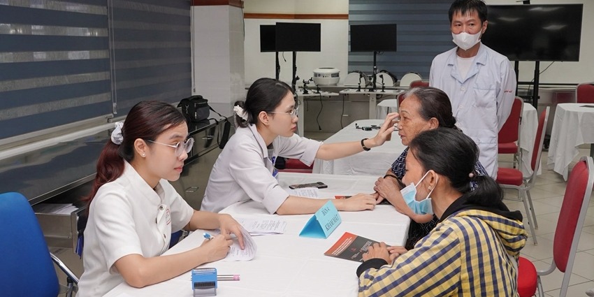 Hue Central Hospital updates geriatric care knowledge to improve healthcare for the elderly