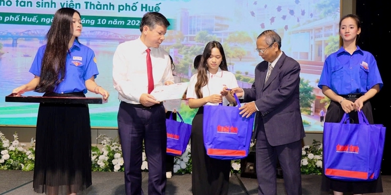 Awarding 105 scholarships to disadvantaged first-year students