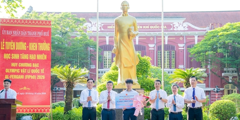 Quoc Hoc - Hue student honored for winning Silver Medal at International Physics Olympiad