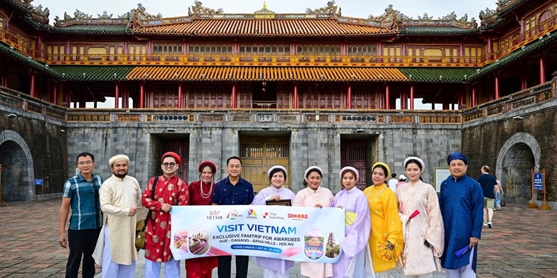The famtrip delegation from the Philippines surveys tourist attractions in Hue
