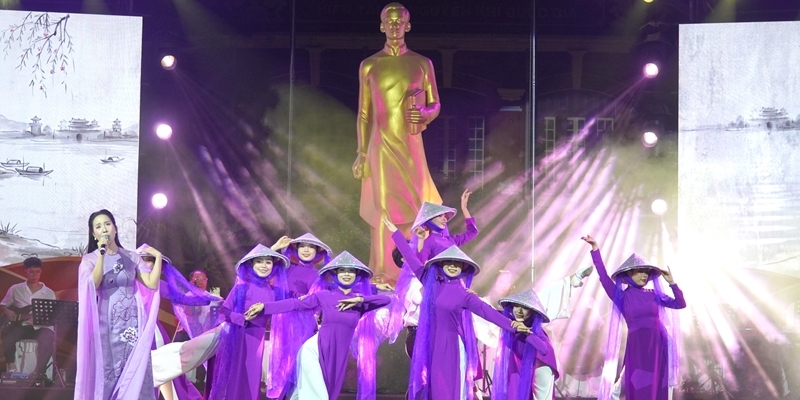 An artistic night connecting generations of Quoc Hoc - Hue