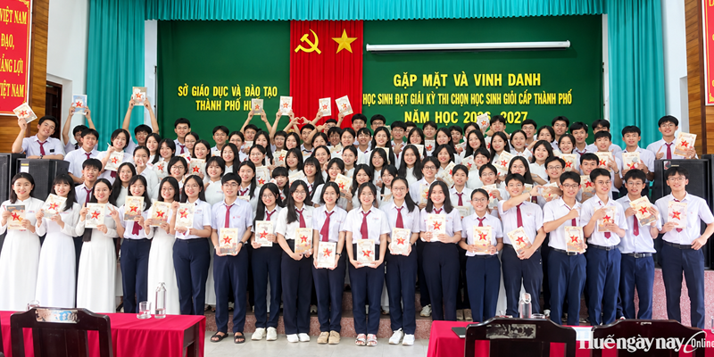 Over 1,300 students win prizes at the City-level High School Excellent Student Selection Exam