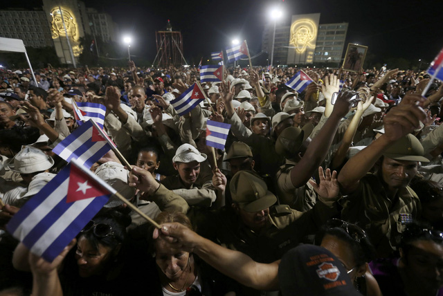 Trong những năm tháng cuối đời, mặc dù tình trạng sức khỏe gặp nhiều khó khăn nhưng lãnh tụ Fidel Castro vẫn dành thời gian và tâm huyết viết nhiều bài xã luận đăng trên các tạp chí và báo lớn tại Cuba để đóng góp ý kiến vào quá trình xây dựng đất nước. Trong ảnh: Người dân Cuba vẫy cờ tại lễ tưởng niệm.