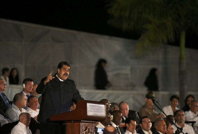 Tổng thống Venezuela Nicolas Maduro là một trong số các nhà lãnh đạo đầu tiên gửi lời chia buồn tới người dân và đất nước Cuba sau khi nghe tin lãnh tụ Fidel Castro từ trần. Ngày 28/11, ông Maduro tuyên bố Venezuela sẽ để quốc tang 3 ngày để tưởng nhớ vị anh hùng cách mạng kiệt xuất của đất nước Cuba. Trong ảnh: Tổng thống Nicolas Maduro phát biểu tại Quảng trường Cách mạng Cuba trong lễ tưởng niệm lãnh tụ Fidel Castro.