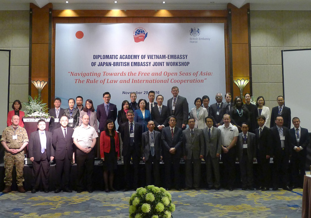 Các diễn giả và khách mời trong nước và quốc tế chụp ảnh trong phiên khai mạc hội thảo sáng ngày 29/11 (Ảnh: An Bình)