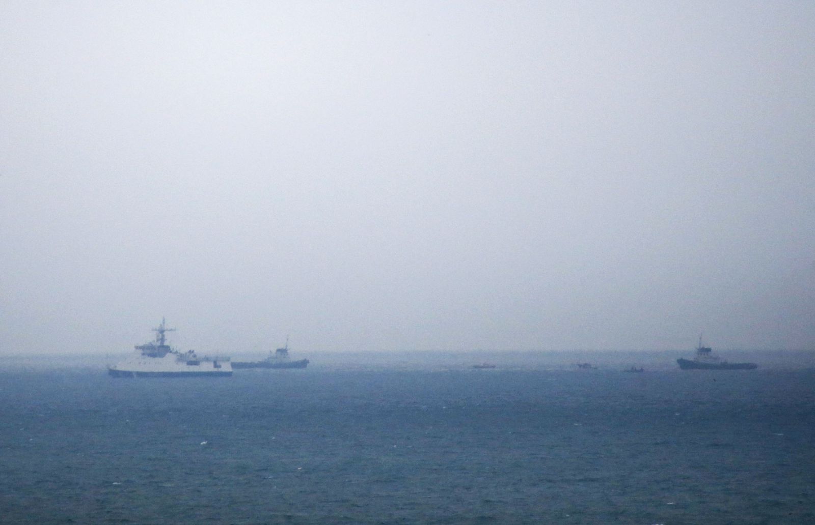 Các tàu vẫn đang mải miết tìm kiếm tại khu vực máy bay rơi