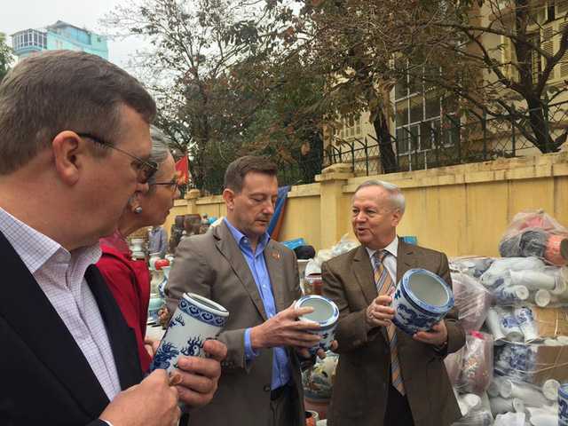 Các nhà ngoại giao Tây đã có những trải nghiệm mua sắm thú vị tại các chợ truyền thống Việt Nam.