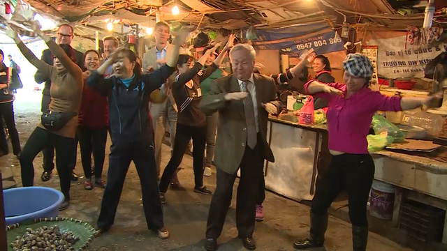 Các Đại sứ còn ngẫu hứng tập thể dục và nhảy múa cùng những người bán hàng.