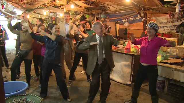 Đây là năm thứ 2 các Đại sứ thuộc phái đoàn Liên minh châu Âu thực hiện video ấn tượng để chào đón Tết cổ truyền của Việt Nam. Nhân dịp này, các nhà ngoại giao đã gửi những lời chúc tốt đẹp tới người dân Việt Nam nhân dịp năm mới Đinh Dậu.