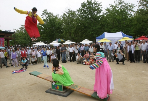 nhung tro choi dan gian ngay tet doc dao cua han quoc hinh anh 7
