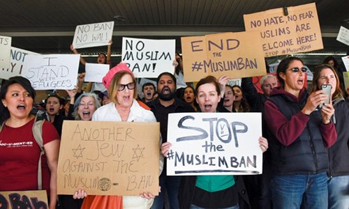 Người dân San Francisco biểu tình phản đối lệnh hạn chế nhập cư của ông Trump. Ảnh: Reuters