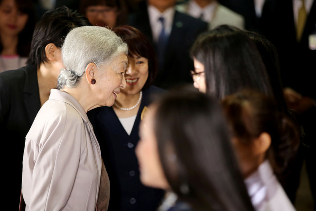 Hoàng hậu Michiko trò chuyện với các bạn trẻ từng học tập tại Nhật Bản.