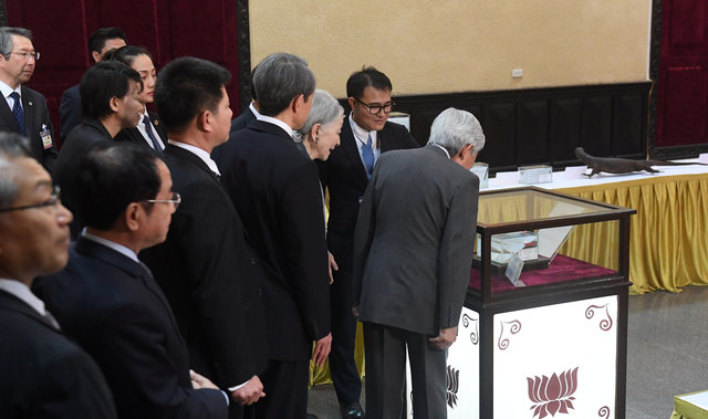 Chiều 2/3, Nhà vua và Hoàng hậu Nhật Bản đã tới thăm Bảo tàng Sinh học thuộc Đại học Quốc gia Hà Nội, nơi lưu giữ và trưng bày mẫu cá bống trắng do Nhà vua phát hiện và trao tặng cho Việt Nam năm 1974.