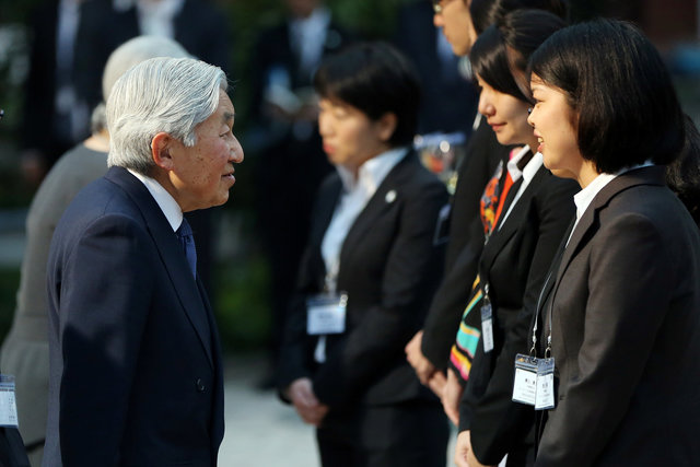 Nhà vua và Hoàng hậu Nhật Bản tiếp các nhân viên tình nguyện của Cơ quan Hợp tác Quốc tế Nhật Bản (JICA) ngày 28/2.