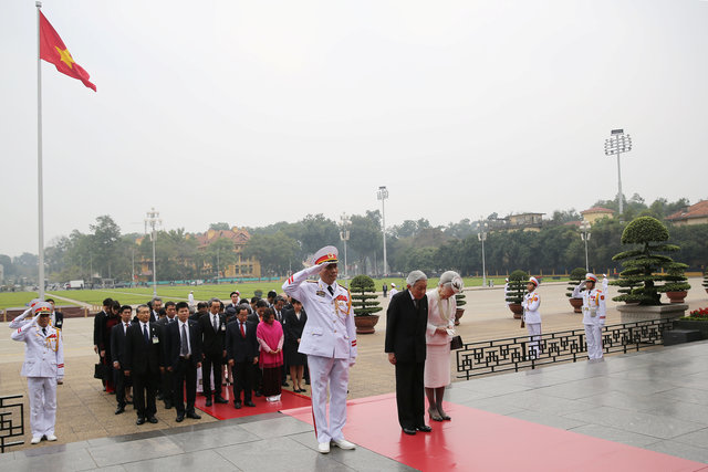 Nhà vua và Hoàng hậu Nhật Bản đặt vòng hoa và viếng Lăng Chủ tịch Hồ Chí Minh.