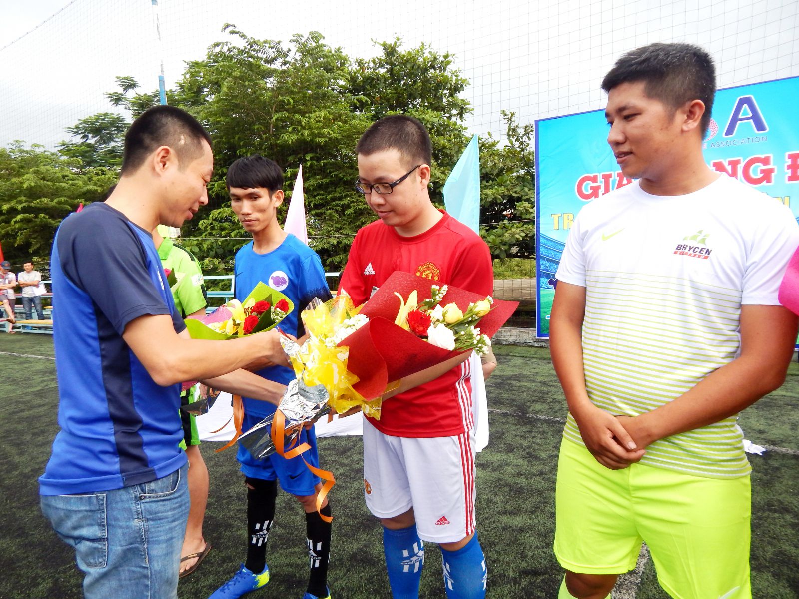 Tặng hoa cho các đội bóng