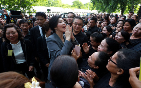 nữ cựu thủ tướng thái lan yingluck shinawatra: hoa hồng và song sắt hình 2 nu cuu thu tuong thai lan yingluck shinawatra: hoa hong va song sat hinh 2