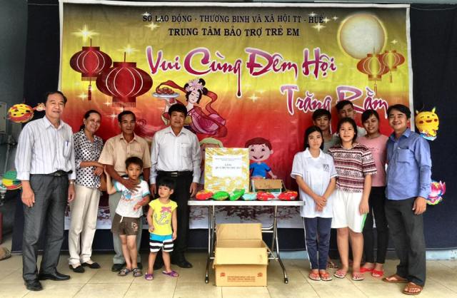 Tặng quà cho Trung tâm Bảo trợ trẻ em 