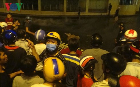 manh động, quá khích không phải là biểu hiện của lòng yêu nước hình 1 manh dong, qua khich khong phai la bieu hien cua long yeu nuoc hinh 1