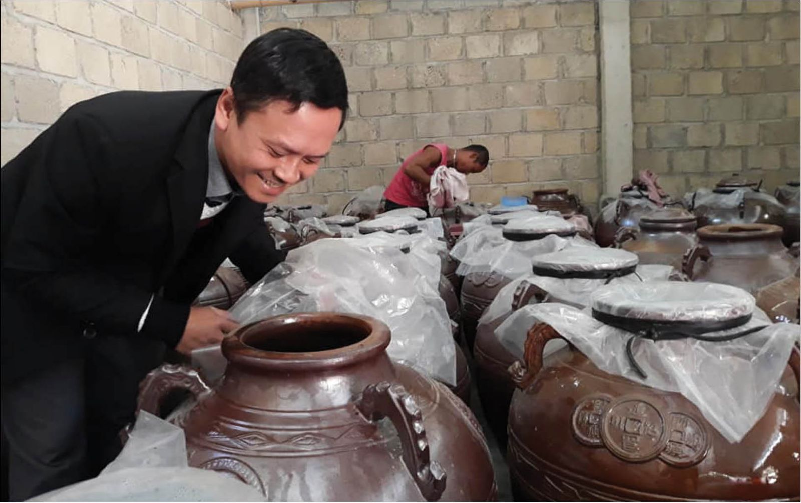 Anh Hồ Sỹ Trung kiểm tra quá trình ủ sim