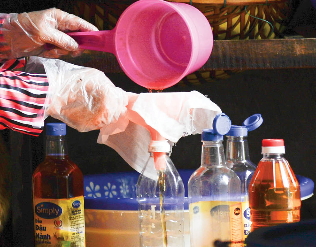 Filtering fish sauce before putting the product onto the market 
