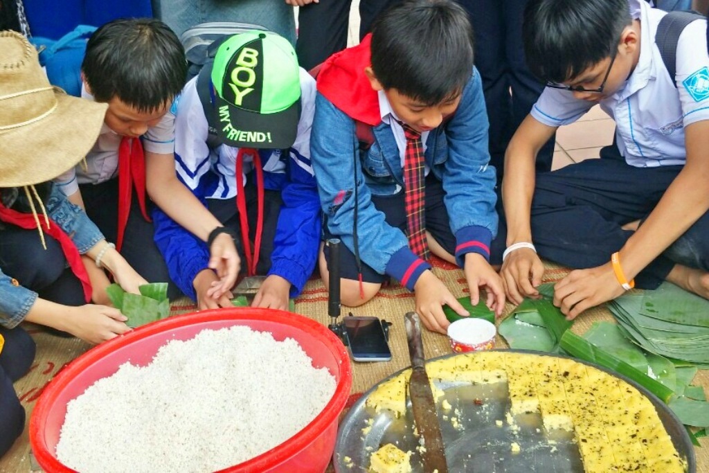 ... or wrapping up banh chung and banh tet together