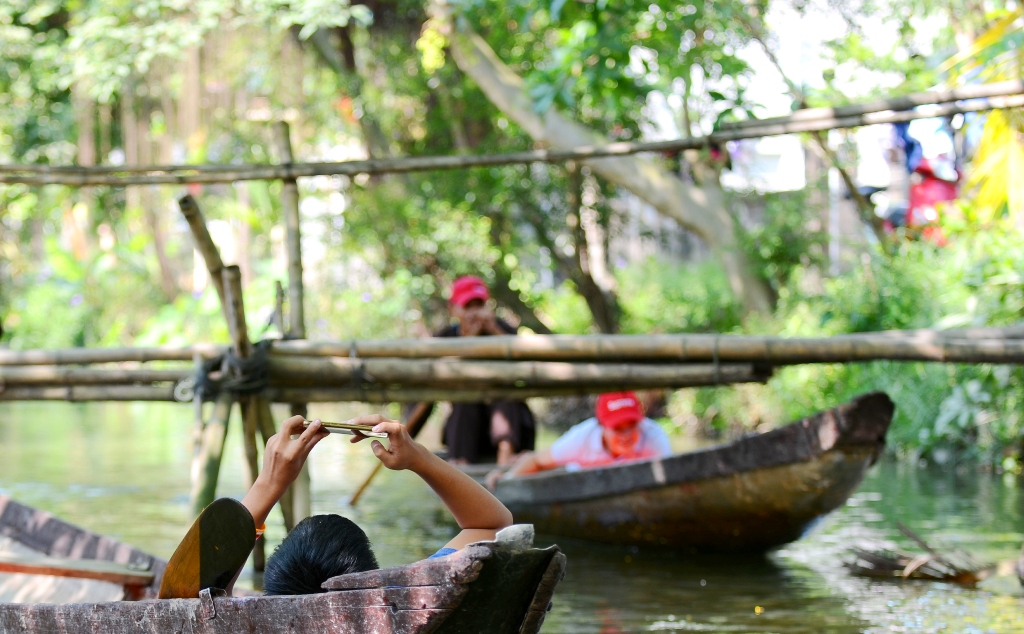 To continue to downstream along the Nhu Y river, guests must ... lie down on the boat to cross the foot bridge - a rather sudden experience...