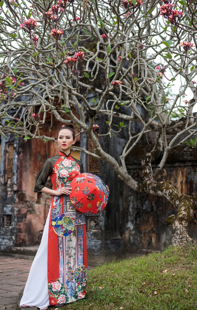 The decorative patterns are ranged from mascots to types of flowers available in the nature, or abstract symbols including thunder, lightning, clouds and rain, which are stylized into decorative patterns as cultural products created during the working and living process of human being.